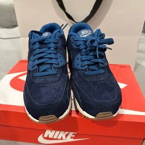 Moving sale. Nike Dark Blue Suede Low-Top Sneakers with Blue Accents